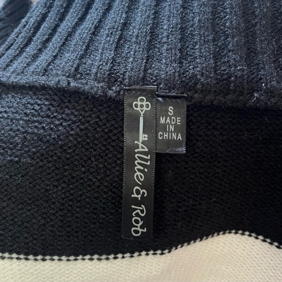 Small Turtle Neck Sweater - Picture 3 of 3